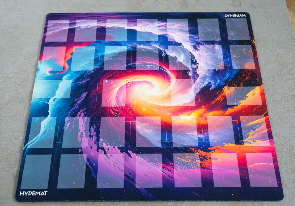 hypemat playmat Multiverse design auf einem Tisch