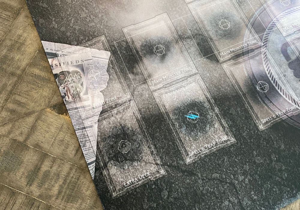 hypemat playmat design mit schwarzem Design