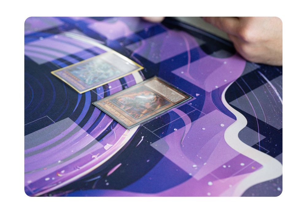 purple playmat von hypemat mit 2 karten auf der Spielmatte