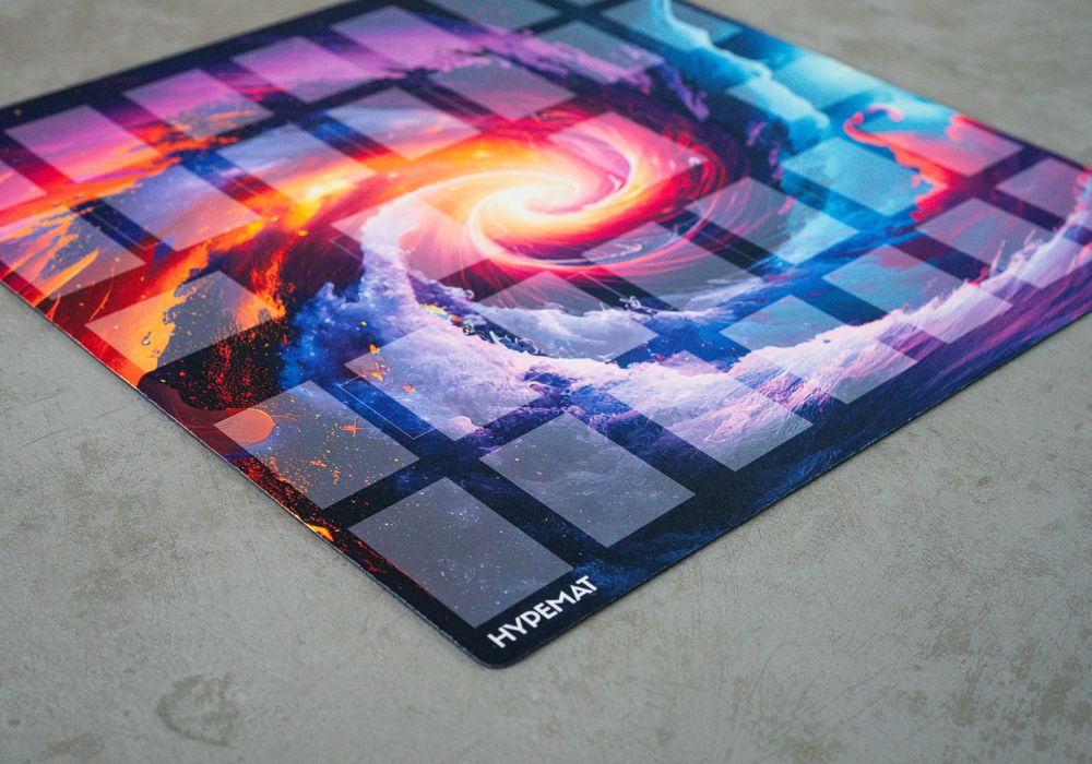 hypemat playmat Multiverse design auf einem Tisch 