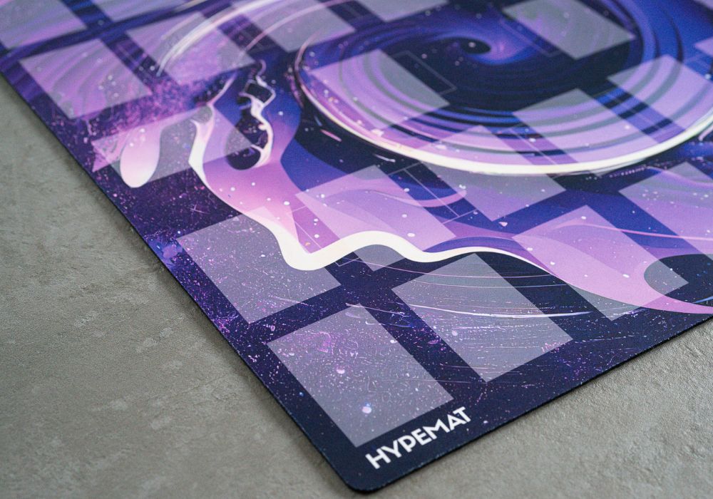 hypemat playmat Purple Fusion design auf einem Tisch 