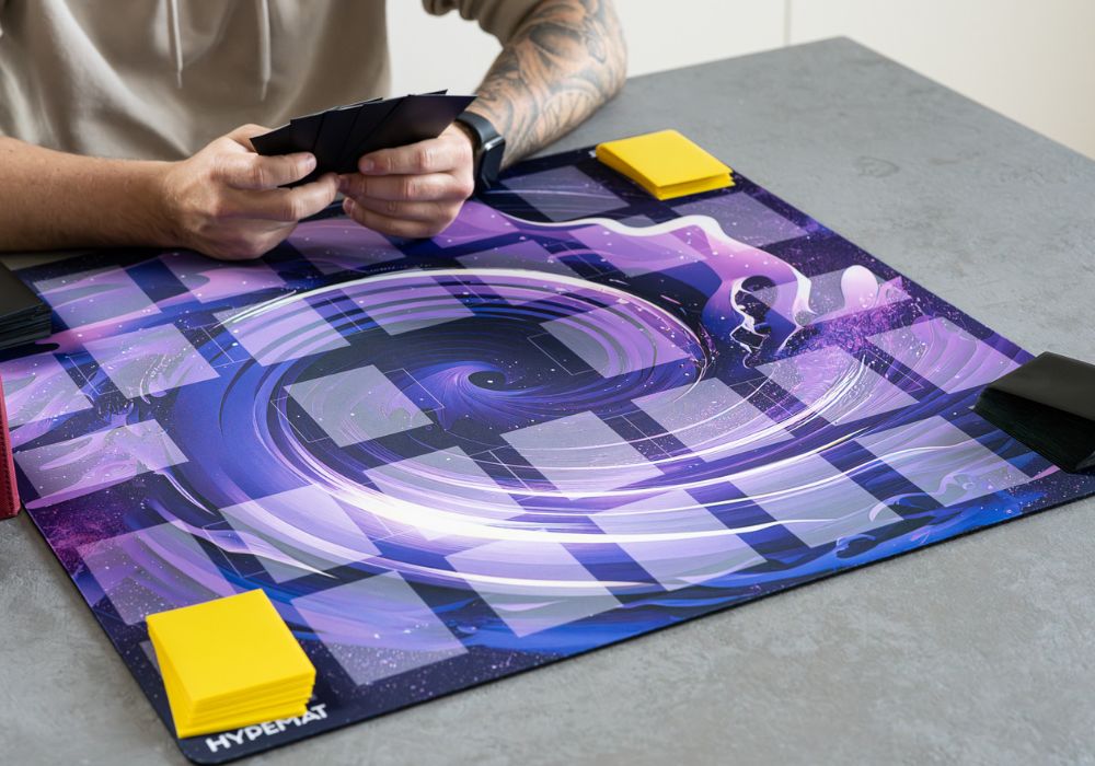 hypemat playmat Purple Fusion design auf einem Tisch mit einem Kartenspieler